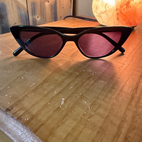 Black Cat-Eye Sunglasses - Picture 6 of 6